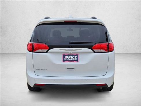 Used 2017 Chrysler Pacifica Touring-L Plus image 6