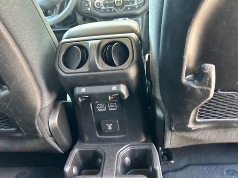 Used 2025 Jeep Wrangler Unlimited Rubicon AWD/4WD image 32