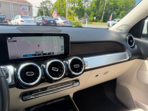 Used 2021 Mercedes-Benz GLB 250 4MATIC image 13