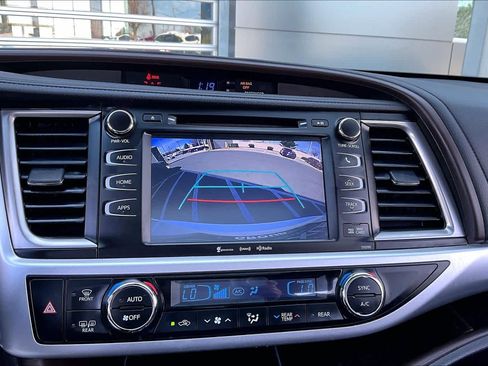 Used 2019 Toyota Highlander XLE image 26