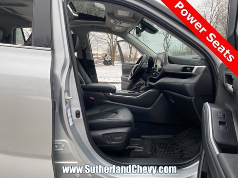 Used 2022 Toyota Highlander XLE image 17