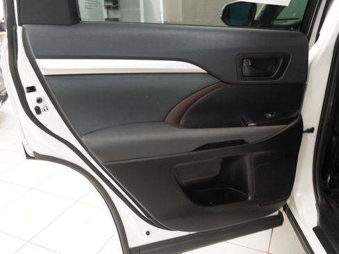 Used 2019 Toyota Highlander LE AWD/4WD image 24