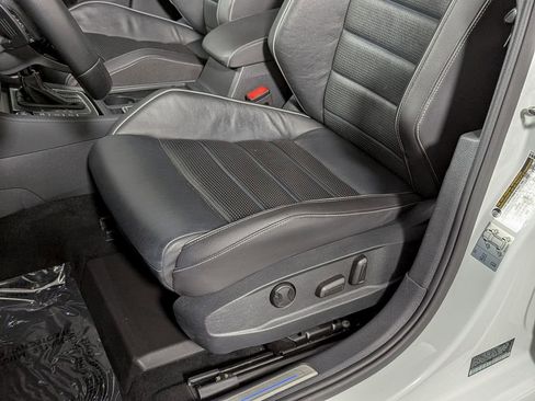 Used 2019 Volkswagen Golf R 4-Door image 16