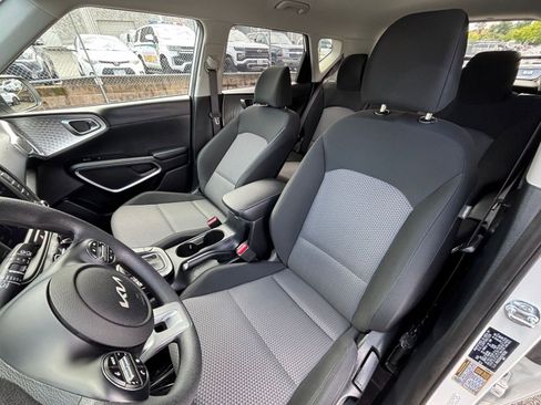 Used 2025 Kia Soul LX w/ LX Technology Package FWD image 34