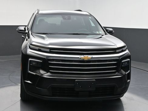Used 2025 Chevrolet Traverse LT FWD image 2