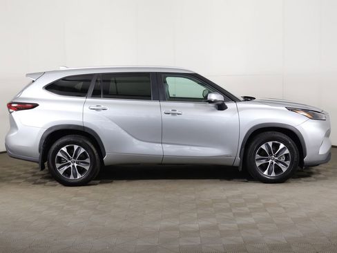 Used 2024 Toyota Highlander XLE AWD/4WD image 19
