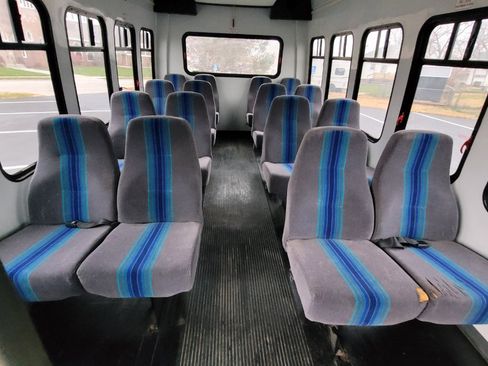 Used 2006 Ford E-450 and Econoline 450 E-450 Super Duty 158 WB DRW image 11