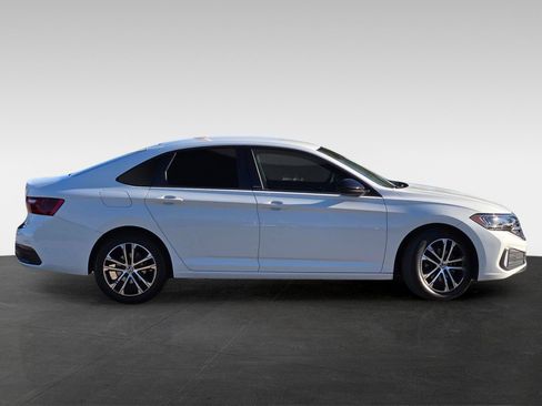 Used 2024 Volkswagen Jetta Sport FWD image 3