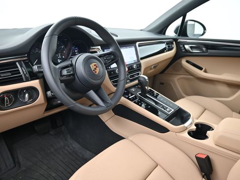 Certified 2026 Porsche Macan AWD/4WD image 4
