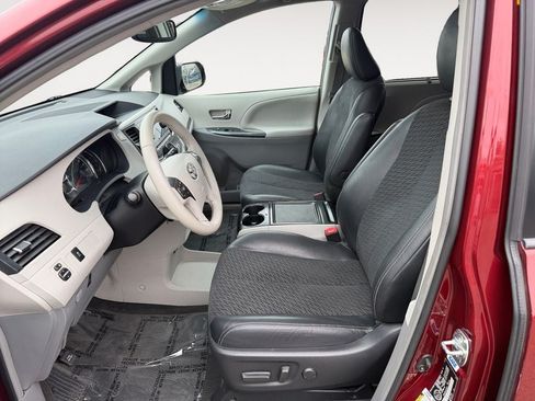 Used 2013 Toyota Sienna SE FWD image 6