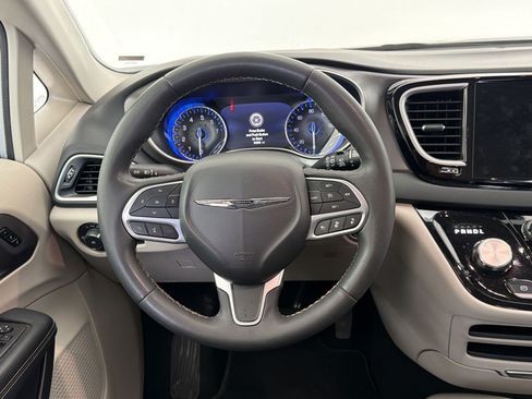 Used 2024 Chrysler Pacifica Touring-L FWD image 28