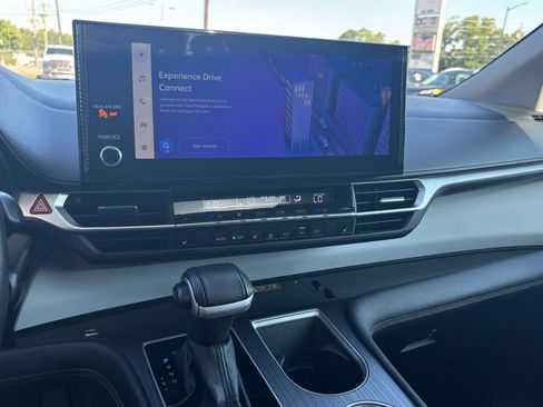 Used 2025 Toyota Sienna XLE FWD image 21
