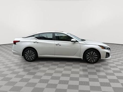 Used 2024 Nissan Altima 2.5 SV w/ SV Premium Package AWD/4WD image 2