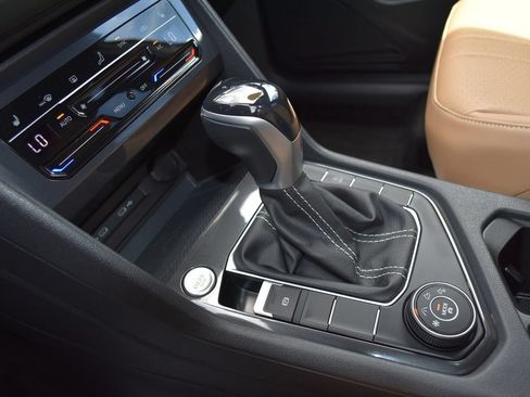 Used 2022 Volkswagen Tiguan SE AWD/4WD image 19