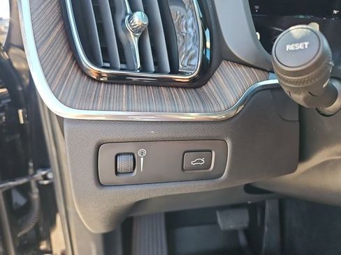Used 2022 Volvo XC60 B5 Momentum w/ Climate Package AWD/4WD image 18