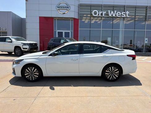 Used 2025 Nissan Altima 2.5 SV FWD image 2