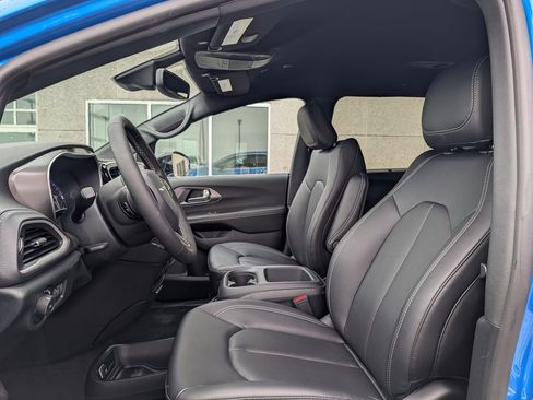 New 2026 Chrysler Pacifica Select AWD/4WD image 5