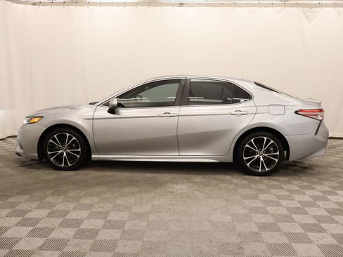 Used 2019 Toyota Camry SE image 2