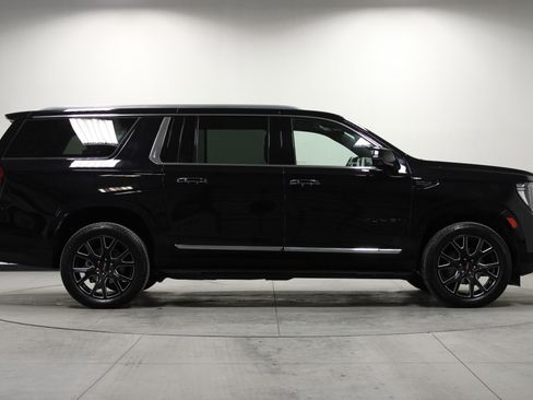 Used 2024 GMC Yukon XL SLT w/ SLT Premium Package image 3