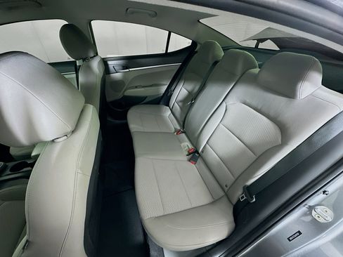 Used 2019 Hyundai Elantra SE image 25