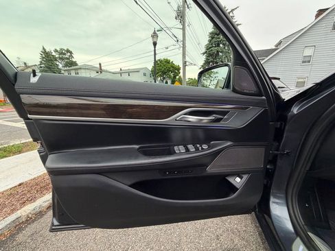 Used 2020 BMW 750i xDrive AWD/4WD image 13