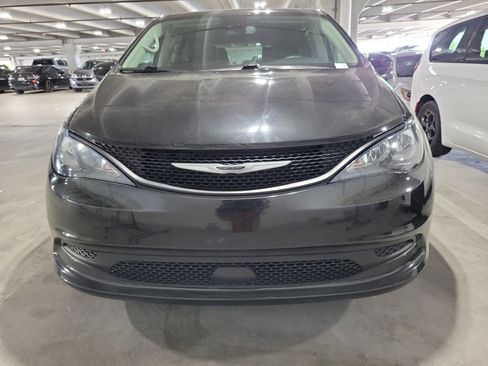 Used 2023 Chrysler Voyager LX FWD image 2