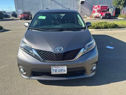 Used 2017 Toyota Sienna SE FWD image 2