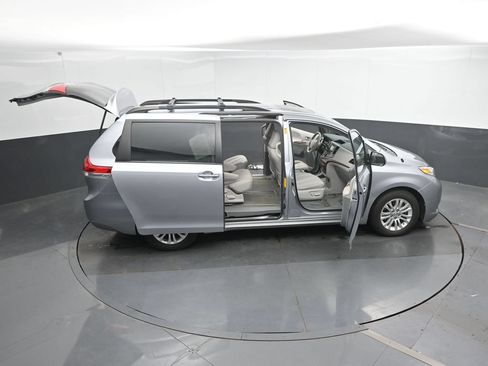 Used 2014 Toyota Sienna XLE FWD image 41