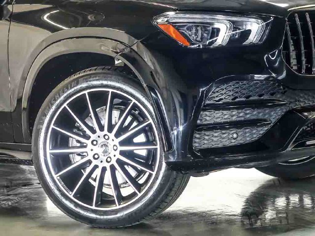 Used 2021 Mercedes-Benz GLE 450 4MATIC w/ AMG Line Exterior image 4