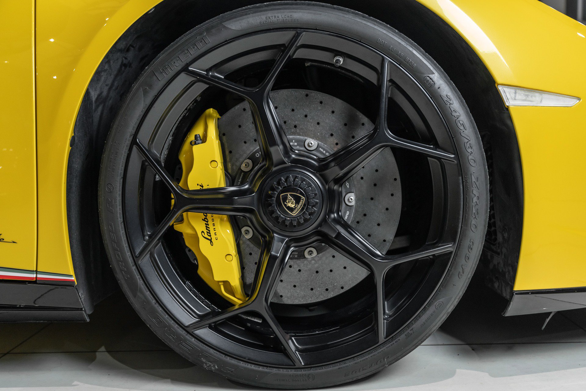 Used 2018 Lamborghini Huracan Performante AWD/4WD image 55