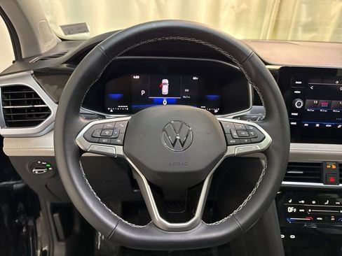 Certified 2025 Volkswagen Taos SE w/ Panoramic Sunroof Package image 15