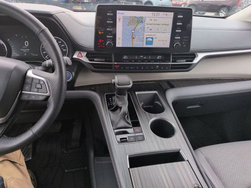 Used 2024 Toyota Sienna Limited image 17