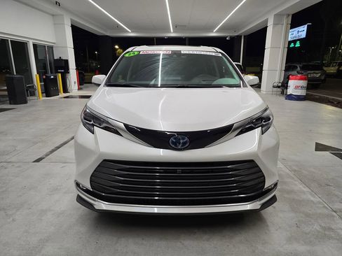 Used 2024 Toyota Sienna Platinum FWD image 9
