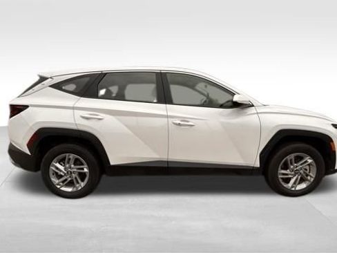 Used 2025 Hyundai Tucson SE image 4