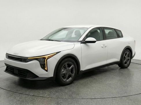 Used 2025 Kia K4 FWD image 3
