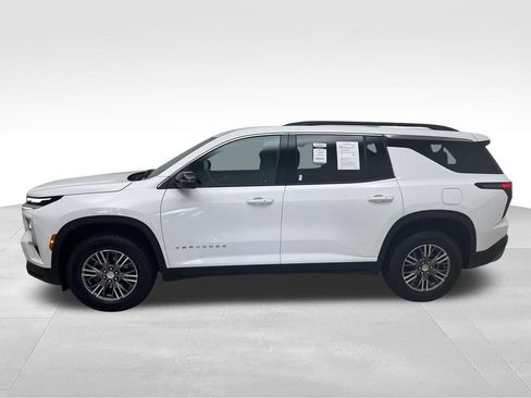 Used 2025 Chevrolet Traverse LT FWD image 2