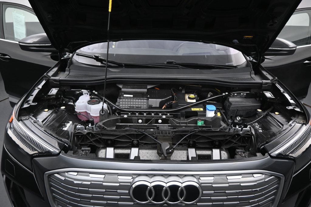 Used 2024 Audi Q4 e-tron Prestige AWD/4WD image 36