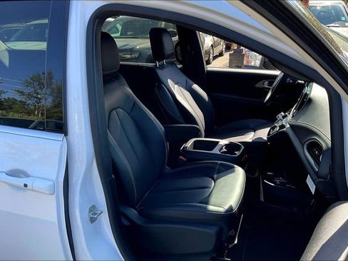 New 2026 Chrysler Pacifica Select image 27