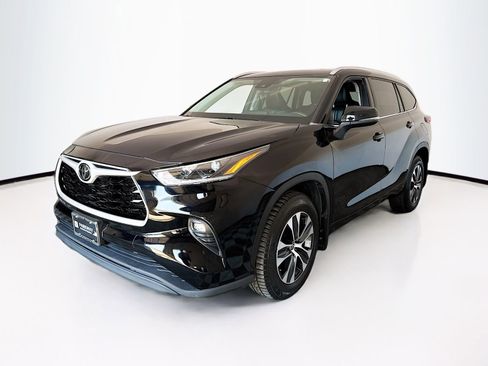 Used 2021 Toyota Highlander XLE AWD/4WD image 3