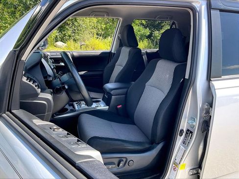 Used 2017 Toyota 4Runner SR5 AWD/4WD image 9