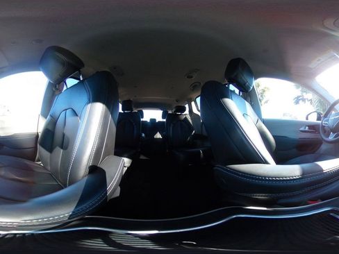 Used 2024 Chrysler Pacifica Touring-L image 43