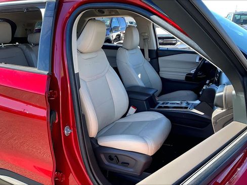 Used 2023 Ford Explorer Platinum w/ Technology Package image 8