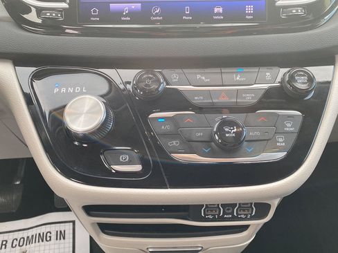 Used 2024 Chrysler Pacifica Touring-L FWD image 21