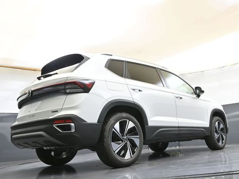 Used 2025 Volkswagen Taos SE image 31