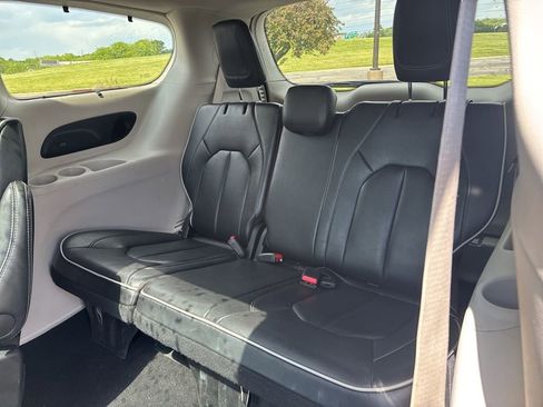 Used 2024 Chrysler Pacifica Limited FWD image 11