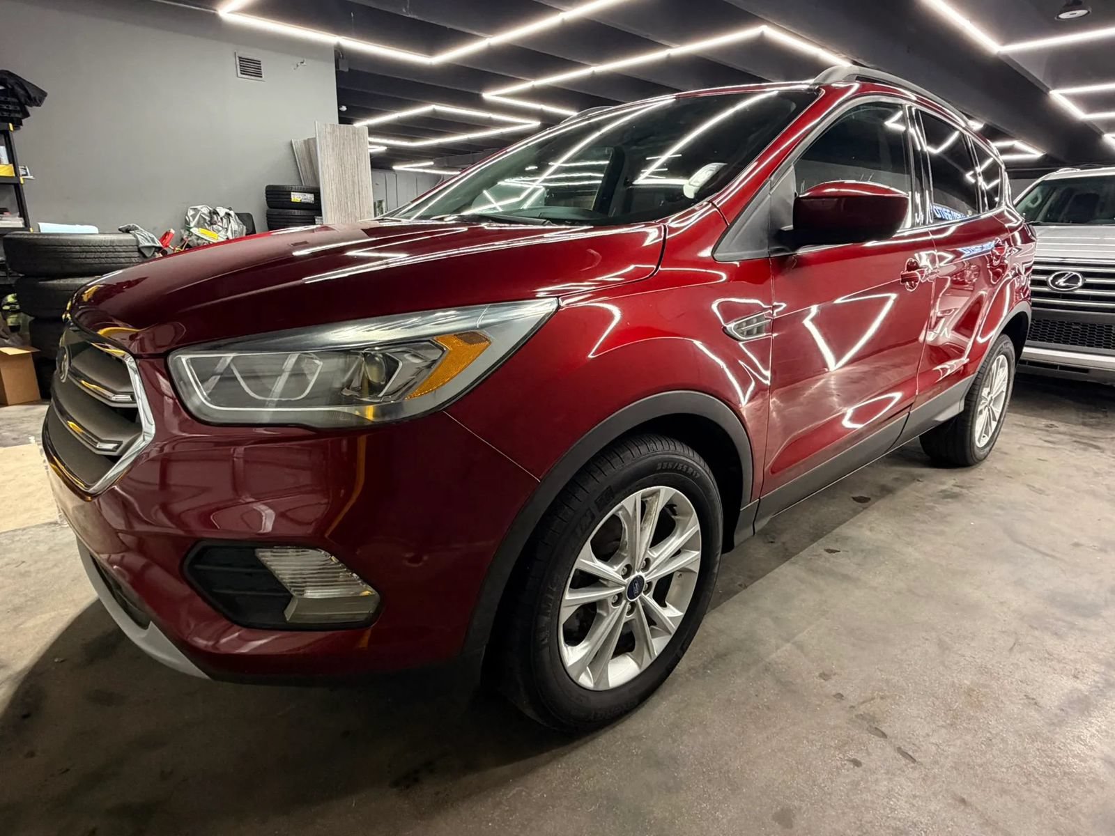Used 2017 Ford Escape SE w/ Equipment Group 201A FWD image 2