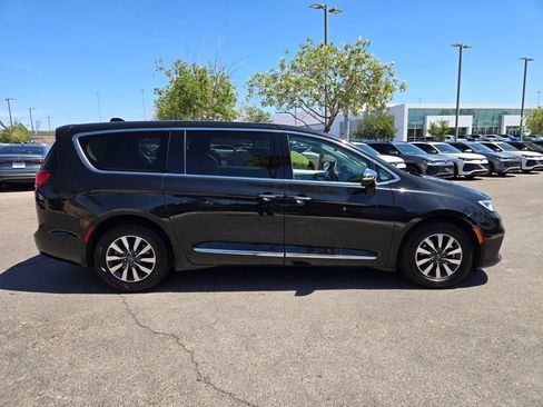 Used 2023 Chrysler Pacifica Limited FWD image 8