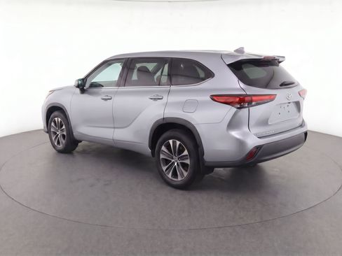 Used 2022 Toyota Highlander XLE FWD image 3