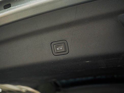 Used 2025 GMC Yukon Denali AWD/4WD image 9