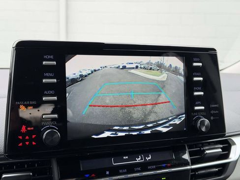 Used 2024 Toyota Sienna LE image 4